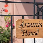 Artemis House 펜션 *