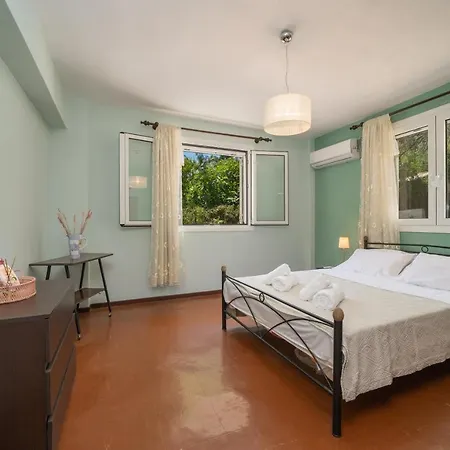 Artemis House * كارافوميلوس